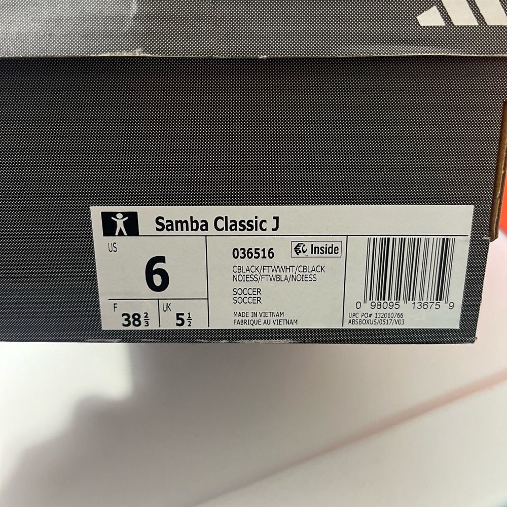 Adidas - Classic samba / unisex size KIDS 6Y / Women’s size 8